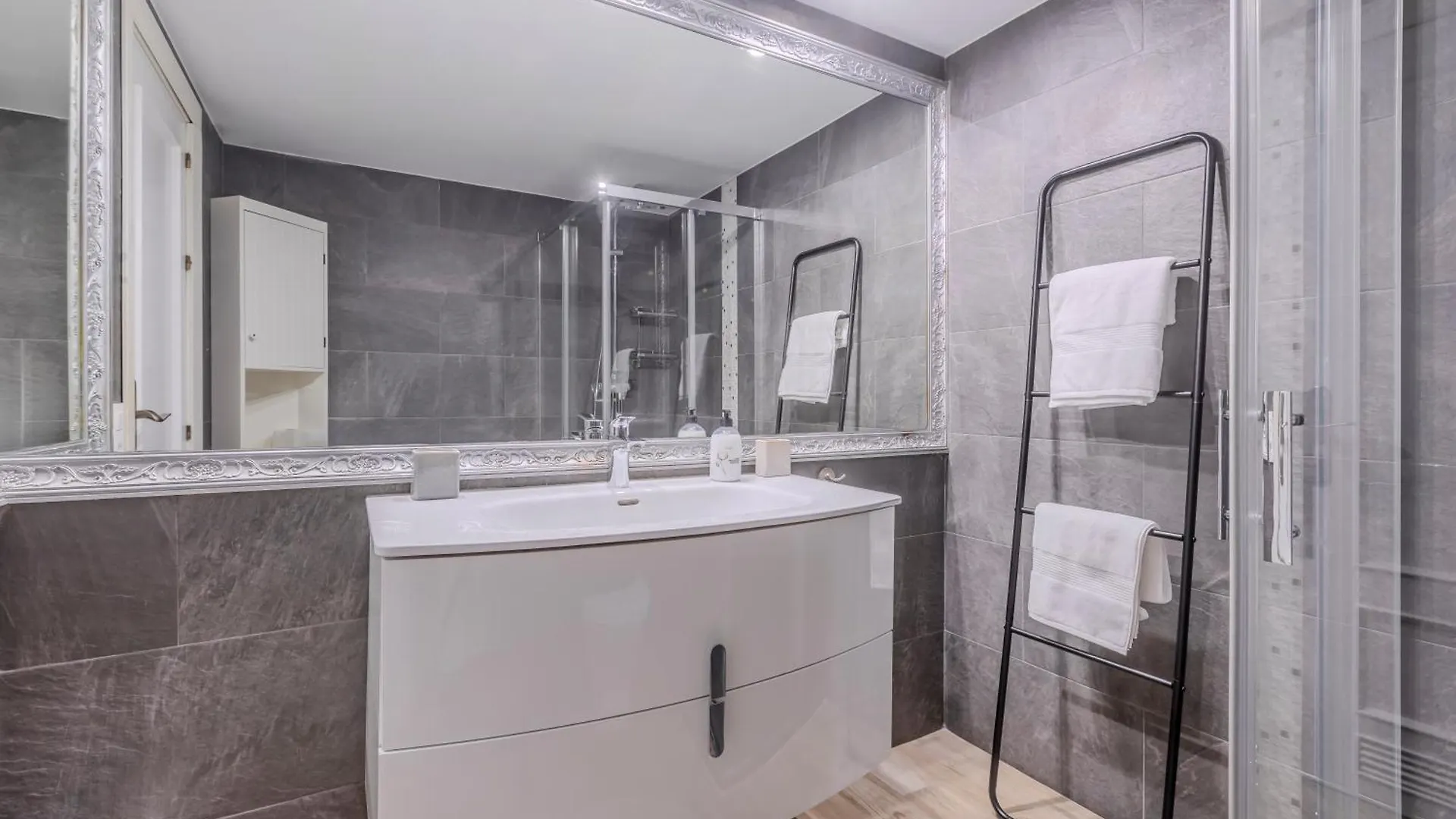 2 Bedroom Amazing Views Golf And Pool Marbella Apartment